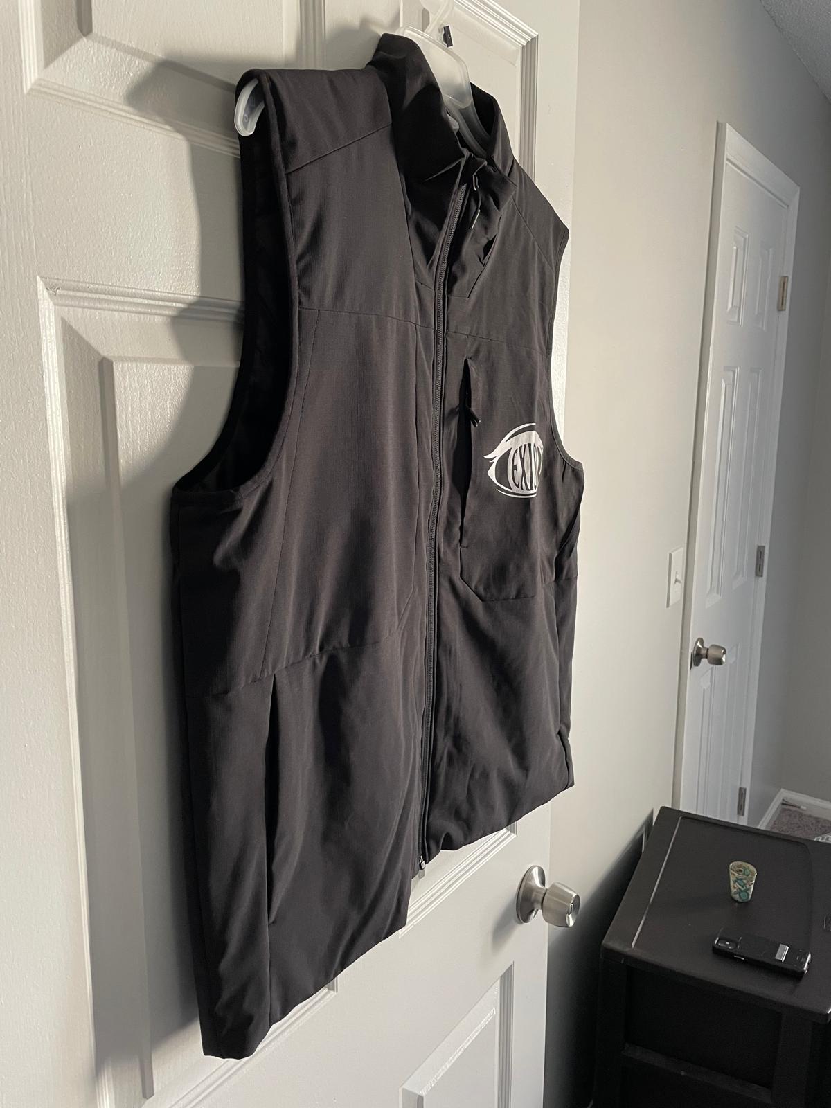 Unisex three pocket zipper vest