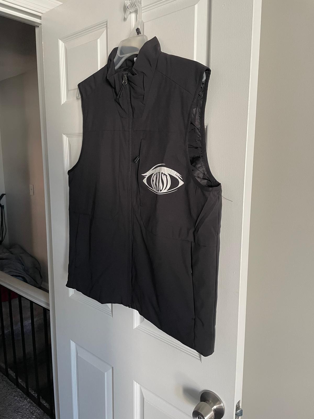 Unisex three pocket zipper vest