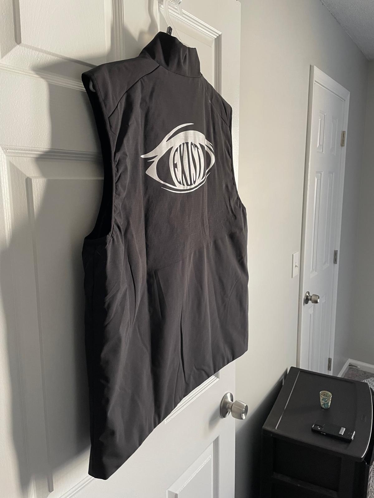 Unisex three pocket zipper vest