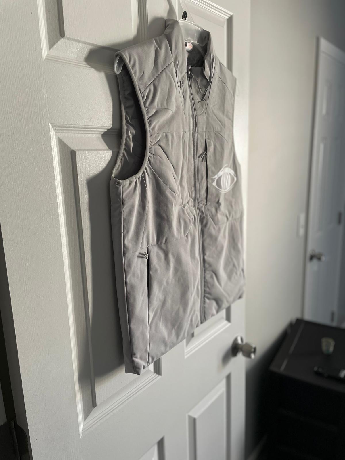 Unisex three pocket zipper vest